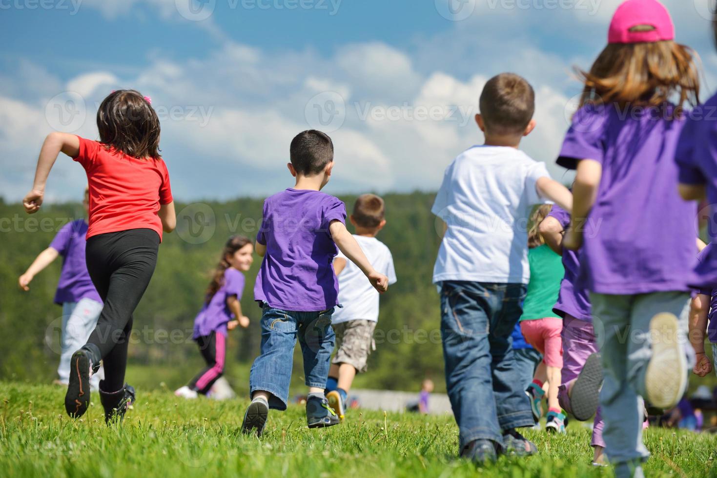 contento bambini gruppo avere divertimento nel natura foto