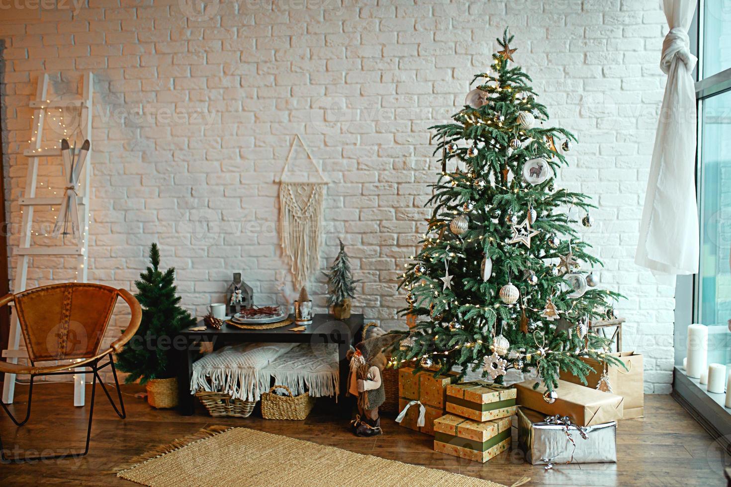 Natale interno nel il stile di un' scandinavo soffitta grigio calcestruzzo, di legno arredamento, incandescente lampade, realistico artificiale Natale albero. accogliente nuovo anno nel un' nazione Casa foto