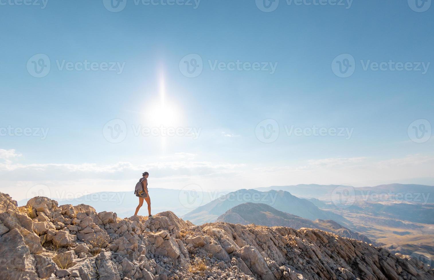 il ragazza viaggi nel il montagne. foto