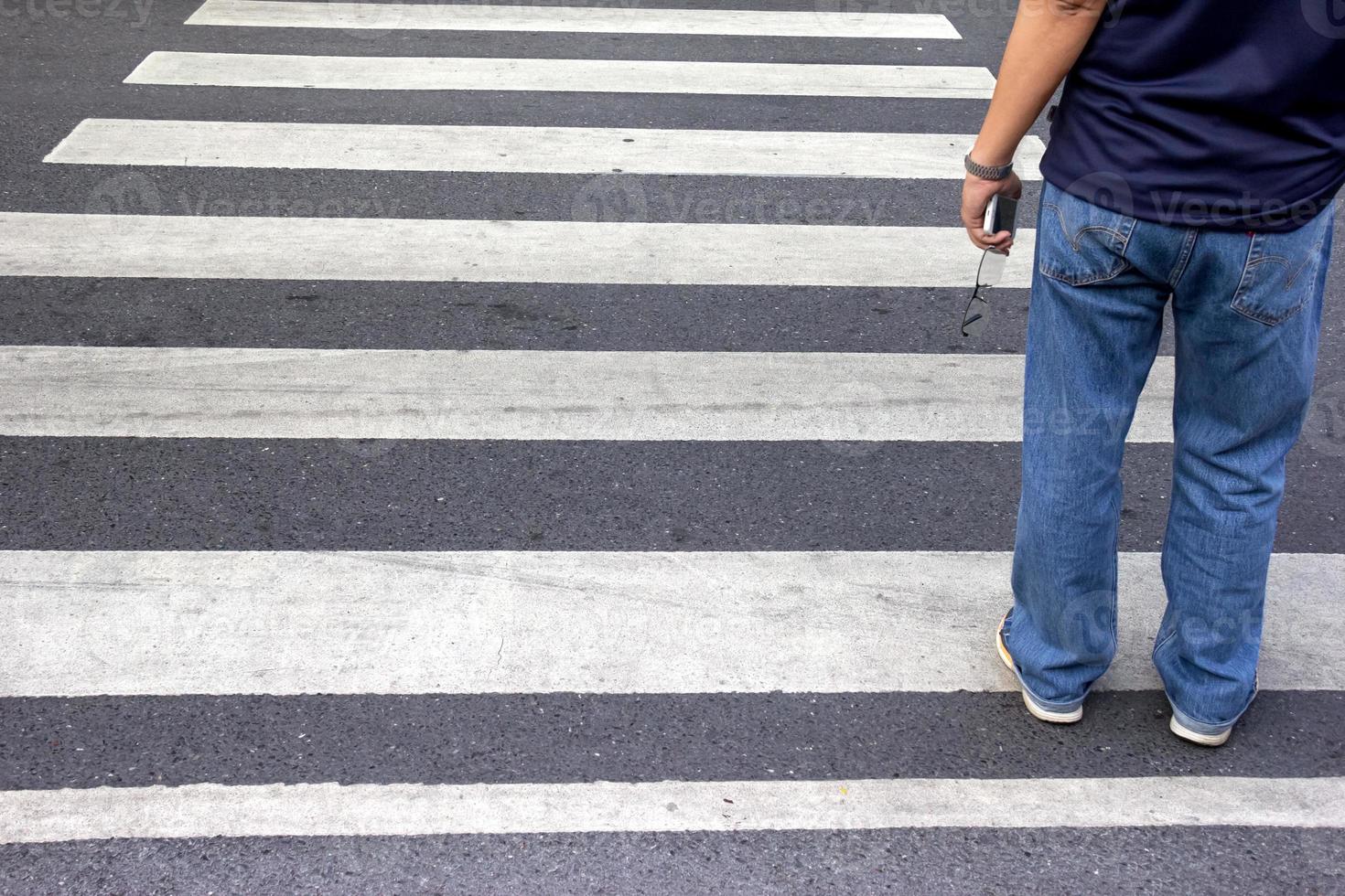 persone attraversamento il strada foto