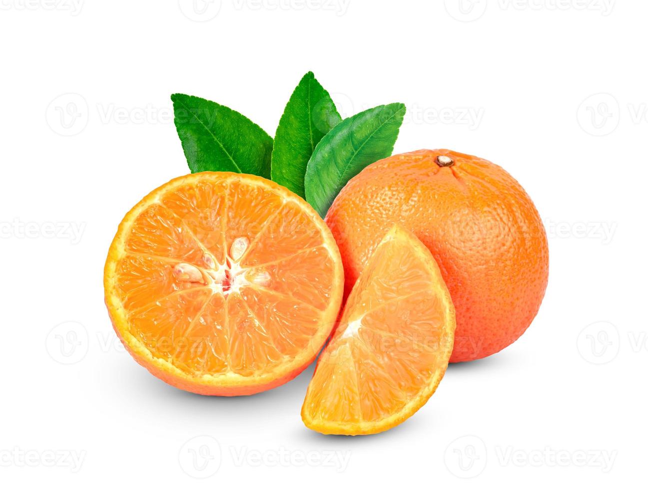 arancia frutta affettato con le foglie isolato su bianca sfondo foto