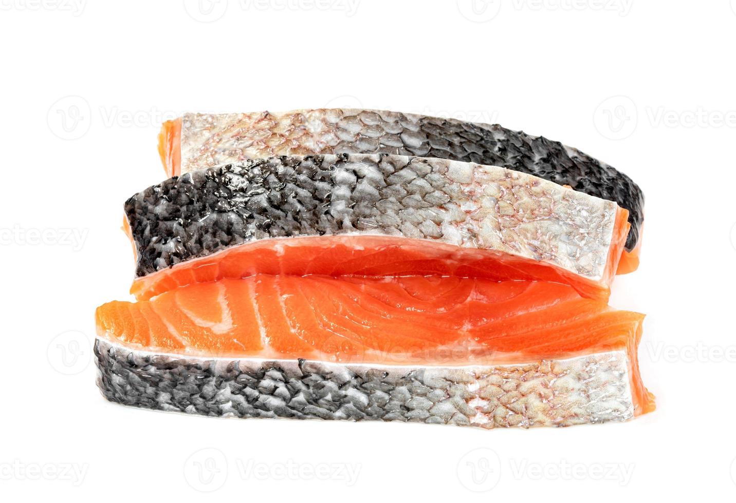 pezzo di fresco salmone filetto affettato isolato su bianca sfondo foto