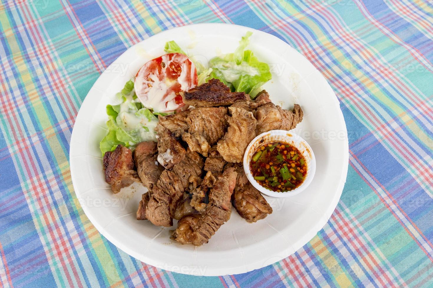 grigliato bistecca carne con verdura insalata foto