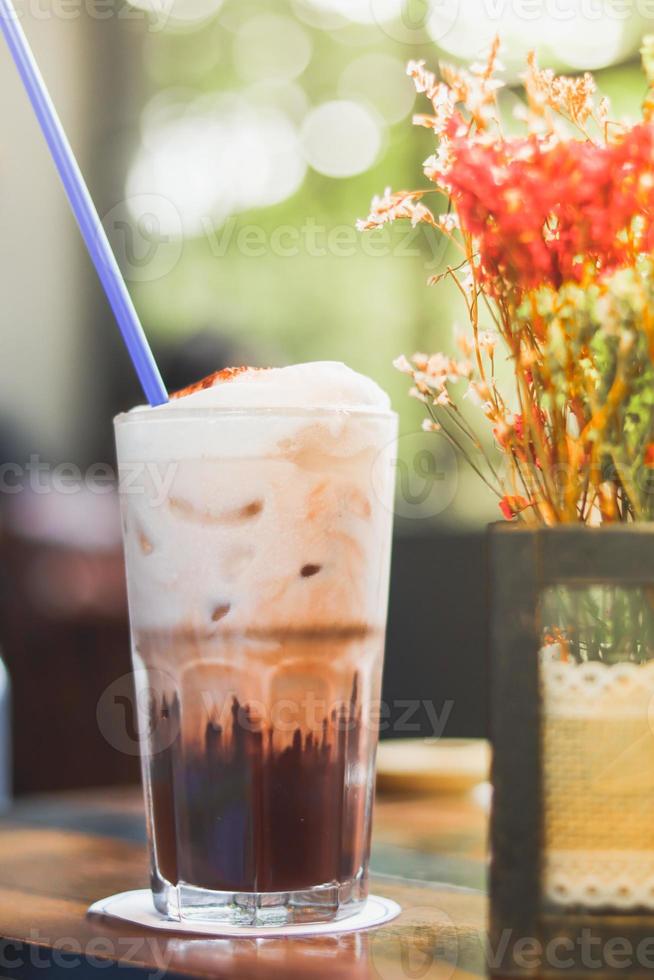 ghiacciato cioccolato frappè bevanda con bar sfocato sfondo foto