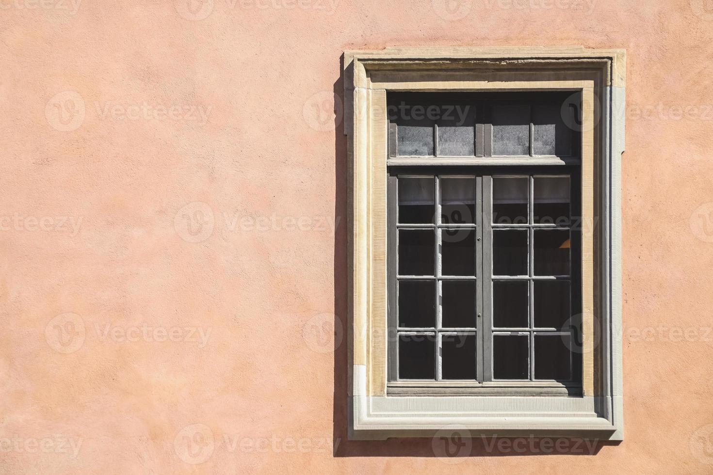 uno bianca finestra di un arancia antico edificio foto