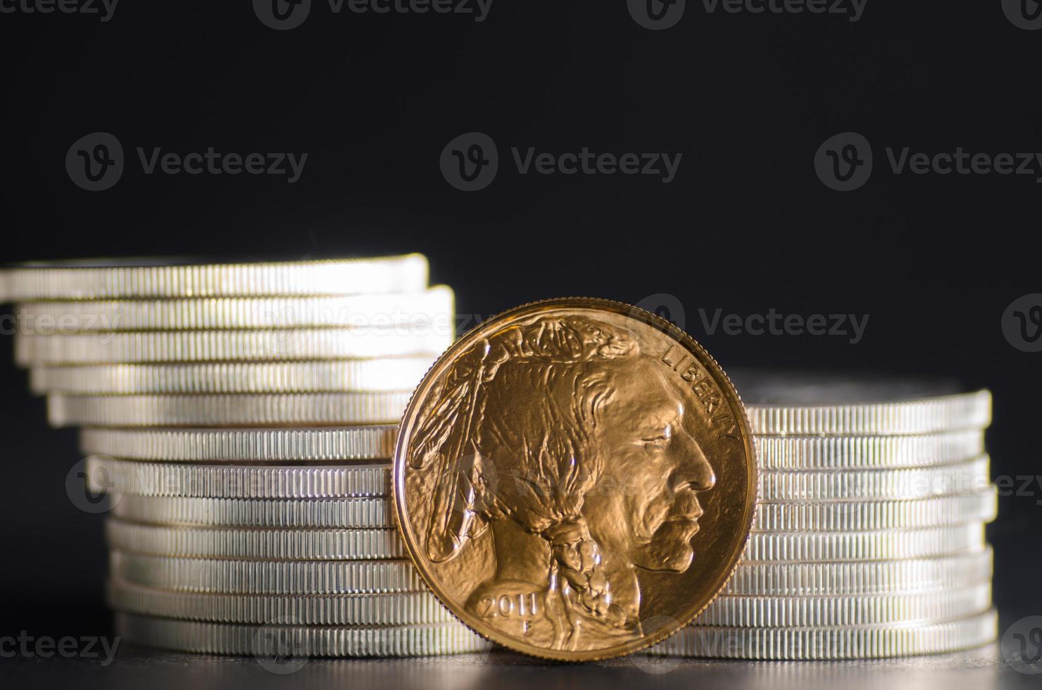 bufalo d'oro degli Stati Uniti davanti a monete d'argento foto
