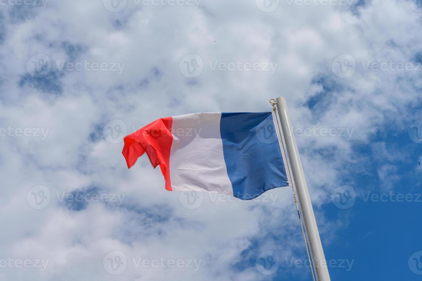 bandiera francese che sventola nel vento foto