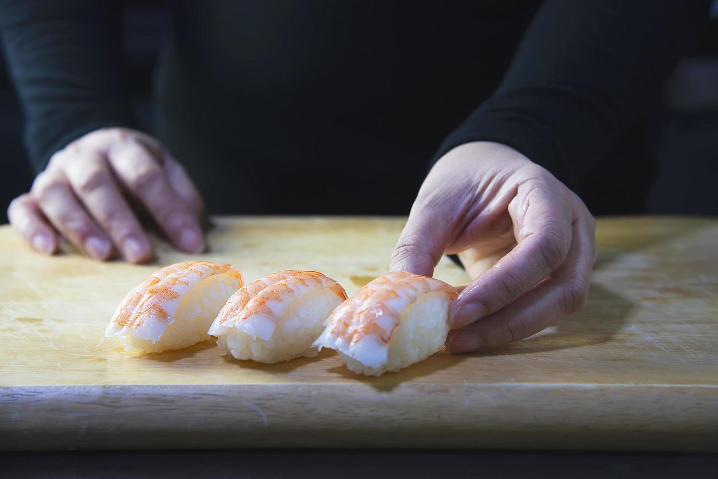 giapponese maki Sushi rotolo servendo nel orientale ristorante, capocuoco è preparazione Giappone tradizione cucina menù, vario diverso assortito lusso misto salutare mangiare impostato concetto foto