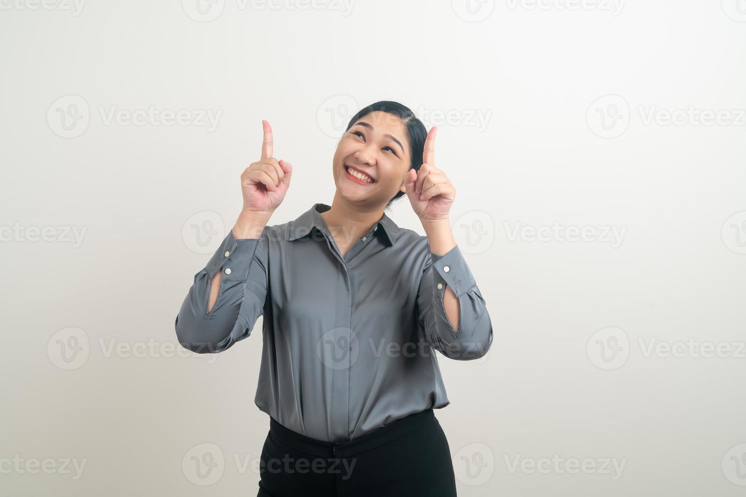 donna asiatica che pensa con sfondo bianco foto