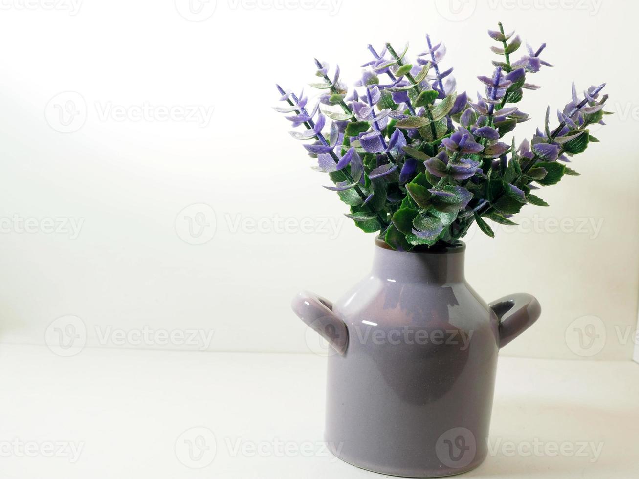 immagine di artificiale plastica fiore su un' ceramica vaso foto