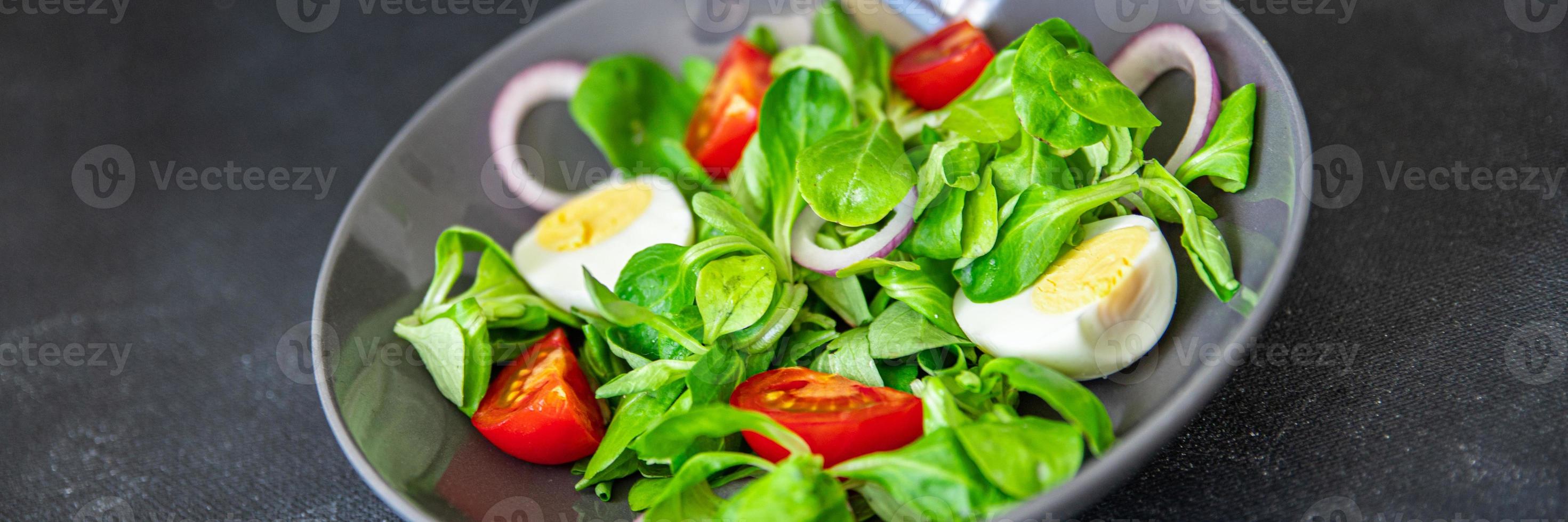 uovo insalata verdura pomodoro, cipolla, le foglie lattuga verde mescolare fresco salutare pasto cibo merenda dieta su il tavolo copia spazio cibo sfondo foto