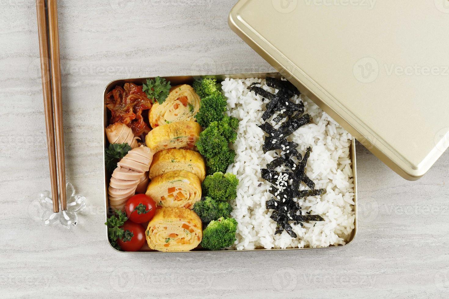 coreano Luch scatola o dosirak contiene riso e alcuni lato piatti foto