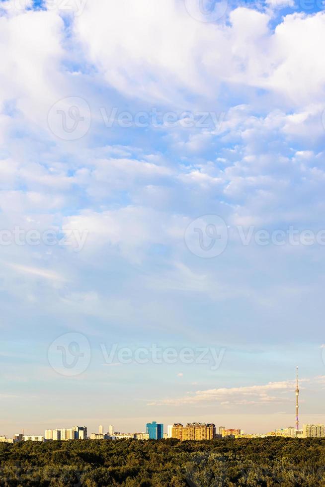 bianca nuvole nel blu cielo al di sopra di città parco a tramonto foto