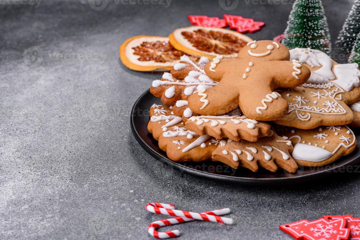 Pan di zenzero, Natale albero decorazioni, secco agrume frutta su un' grigio calcestruzzo sfondo foto