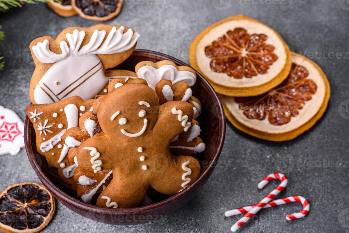 Pan di zenzero, Natale albero decorazioni, secco agrume frutta su un' grigio calcestruzzo sfondo foto