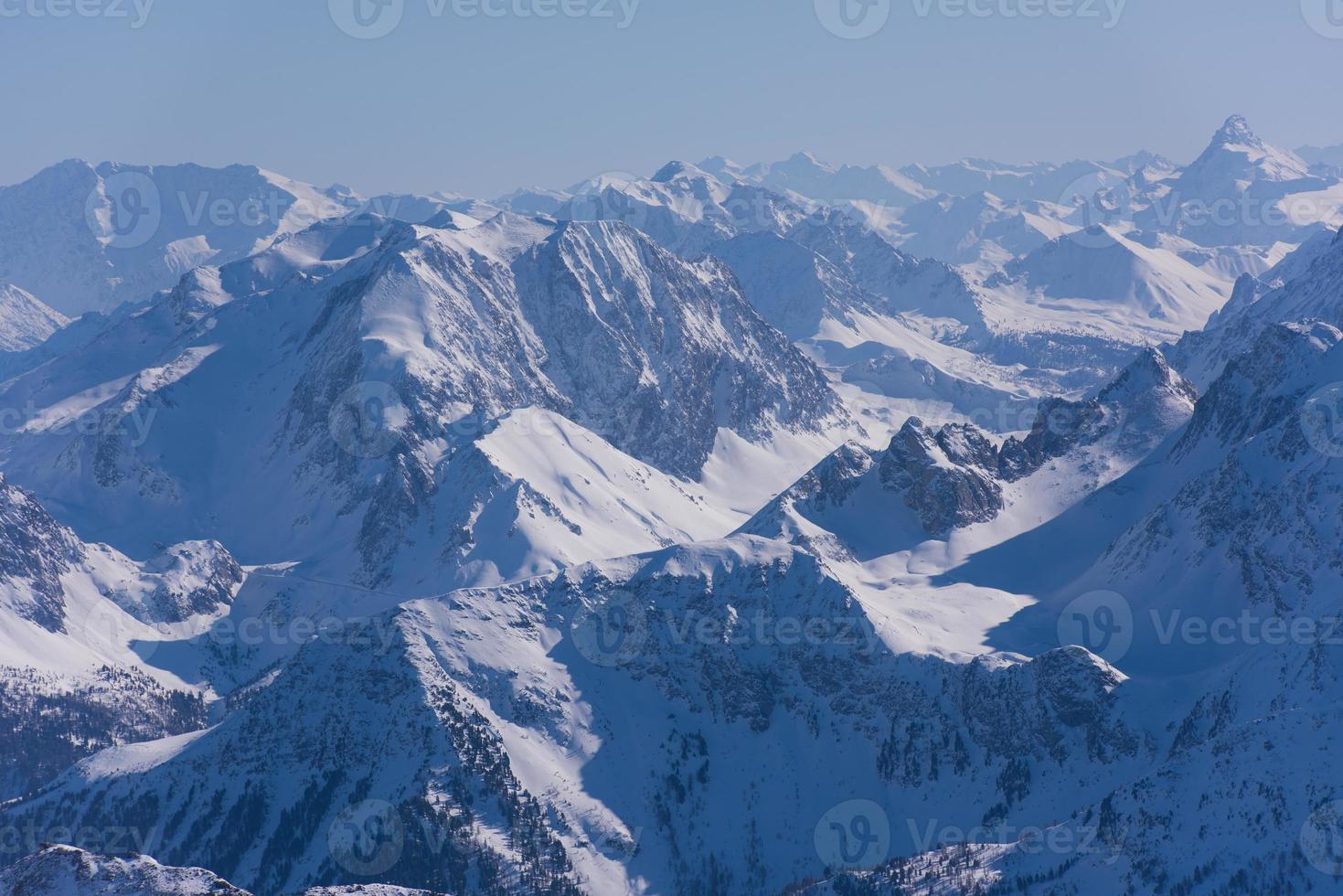 bellissimo paesaggio di montagna in inverno foto