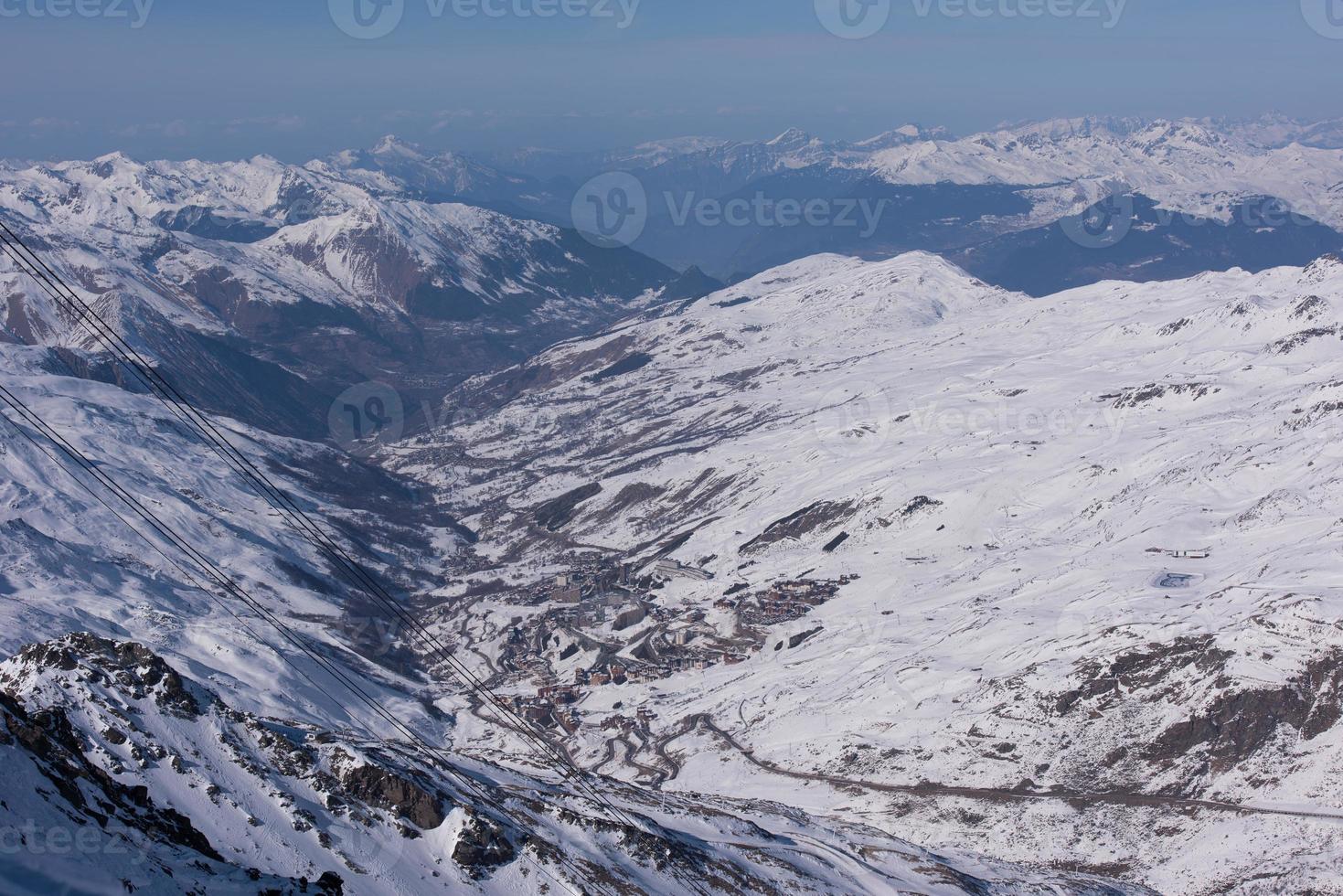 bellissimo paesaggio di montagna in inverno foto