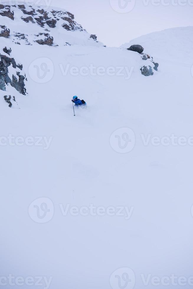sciatore freeride che scia in discesa foto