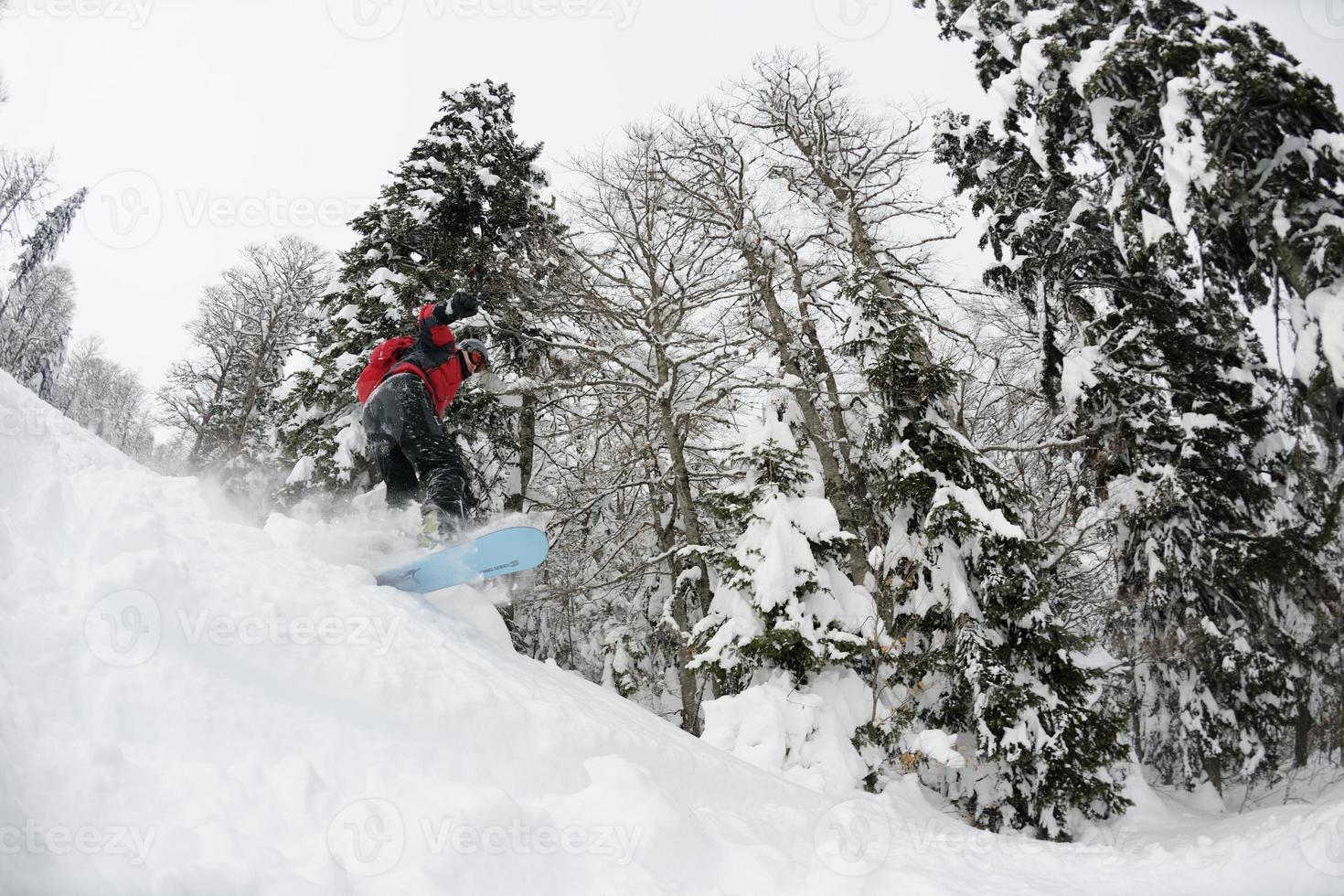 snowboarder su neve fresca e profonda foto