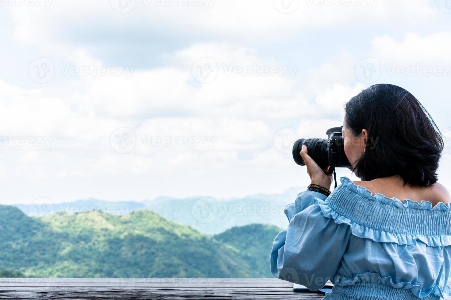 turisti che scattano foto di paesaggi naturali
