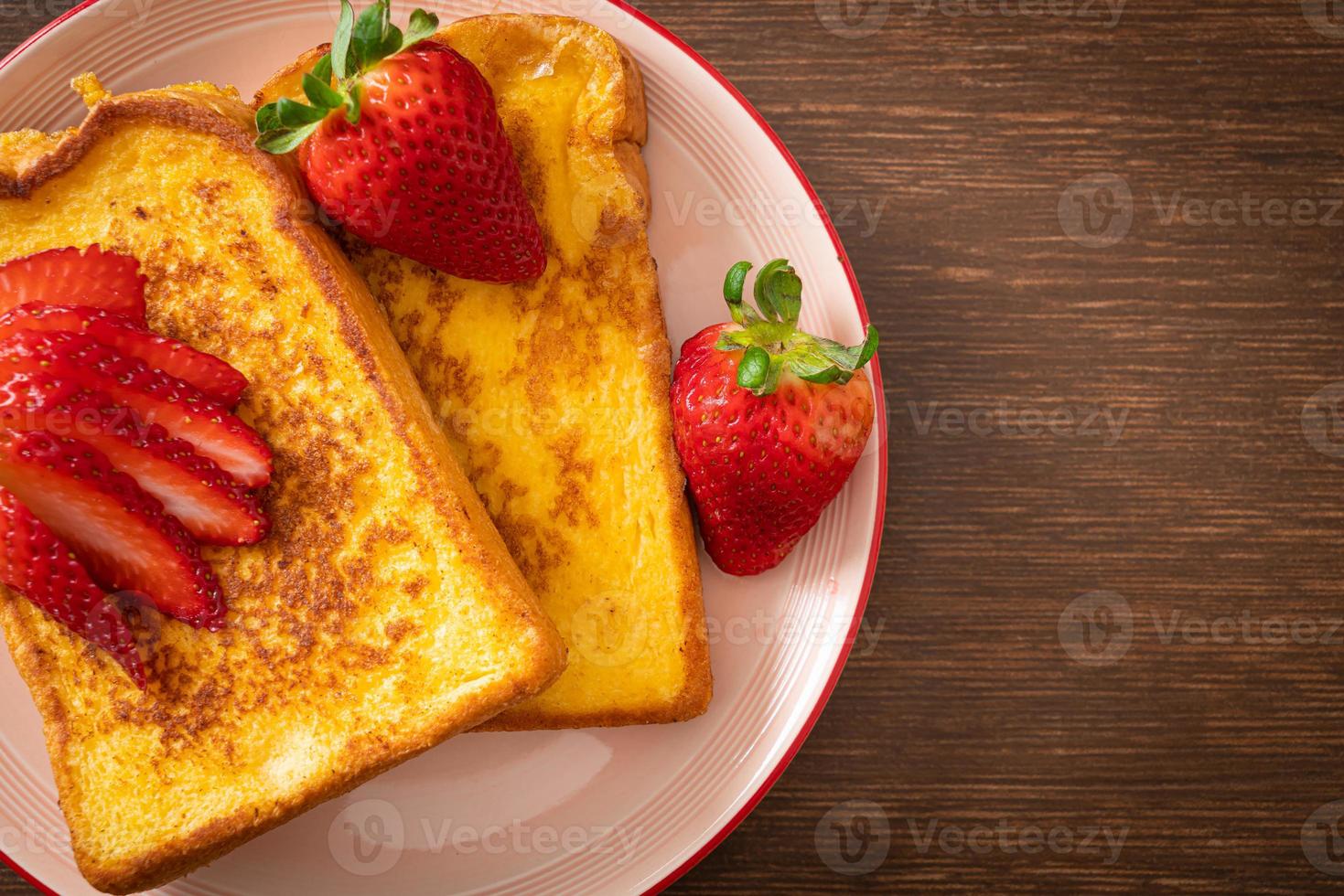 toast alla francese con fragole fresche foto