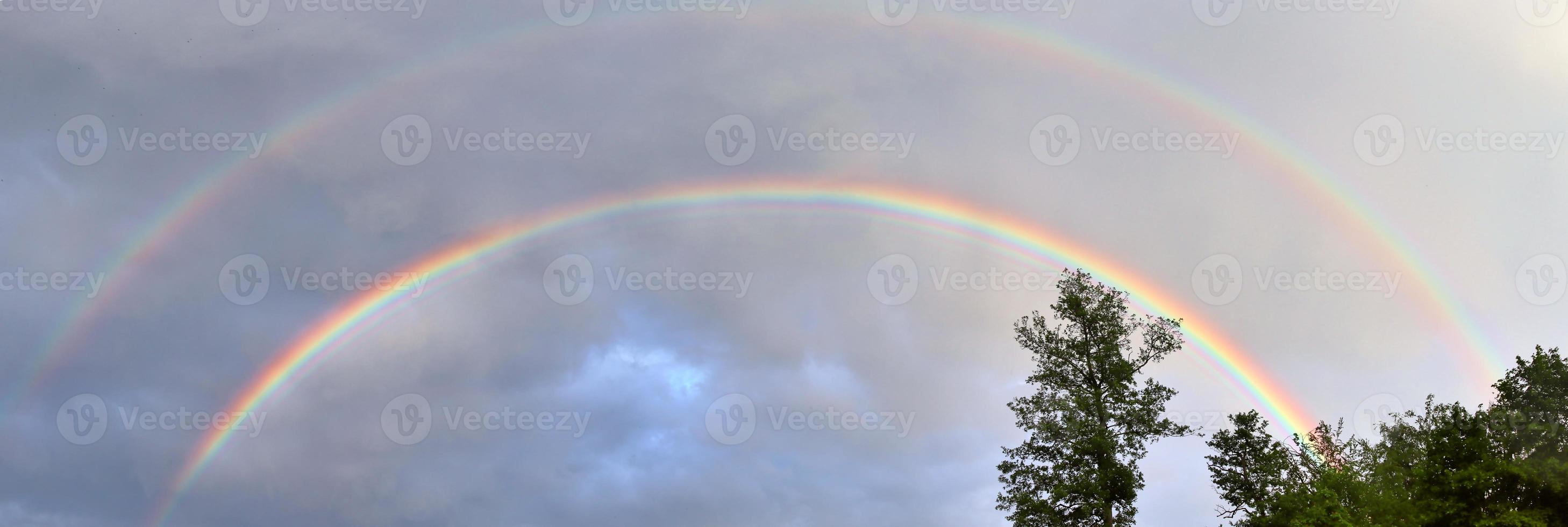 sbalorditivo naturale Doppio arcobaleni più soprannumerario fiocchi visto a un' lago nel settentrionale Germania foto
