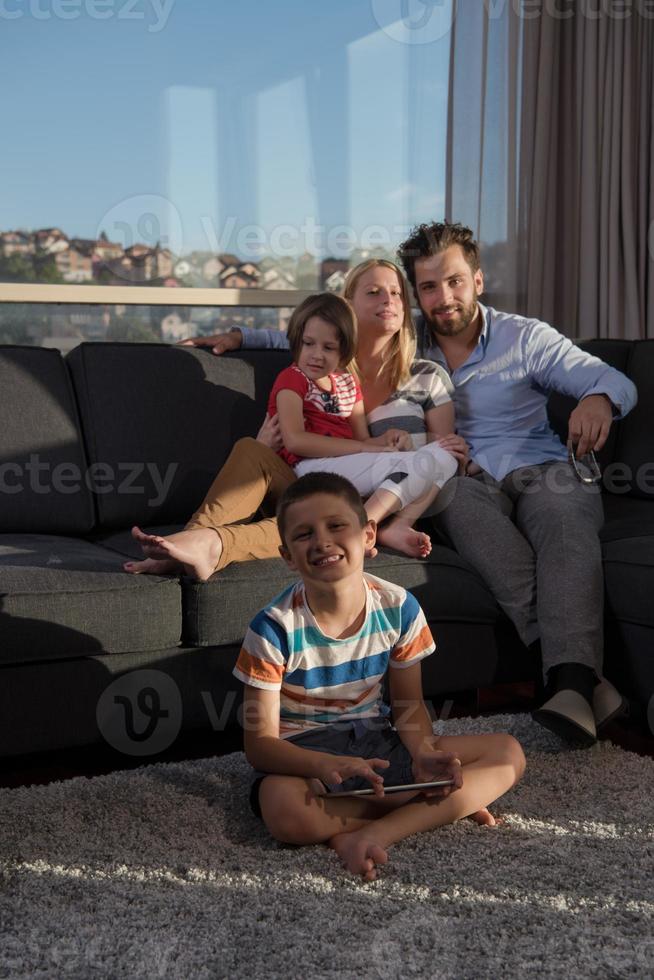 contento giovane coppia la spesa tempo con bambini a casa foto