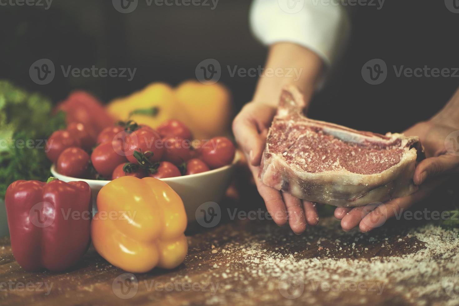 capocuoco Tenere succoso fetta di crudo bistecca foto