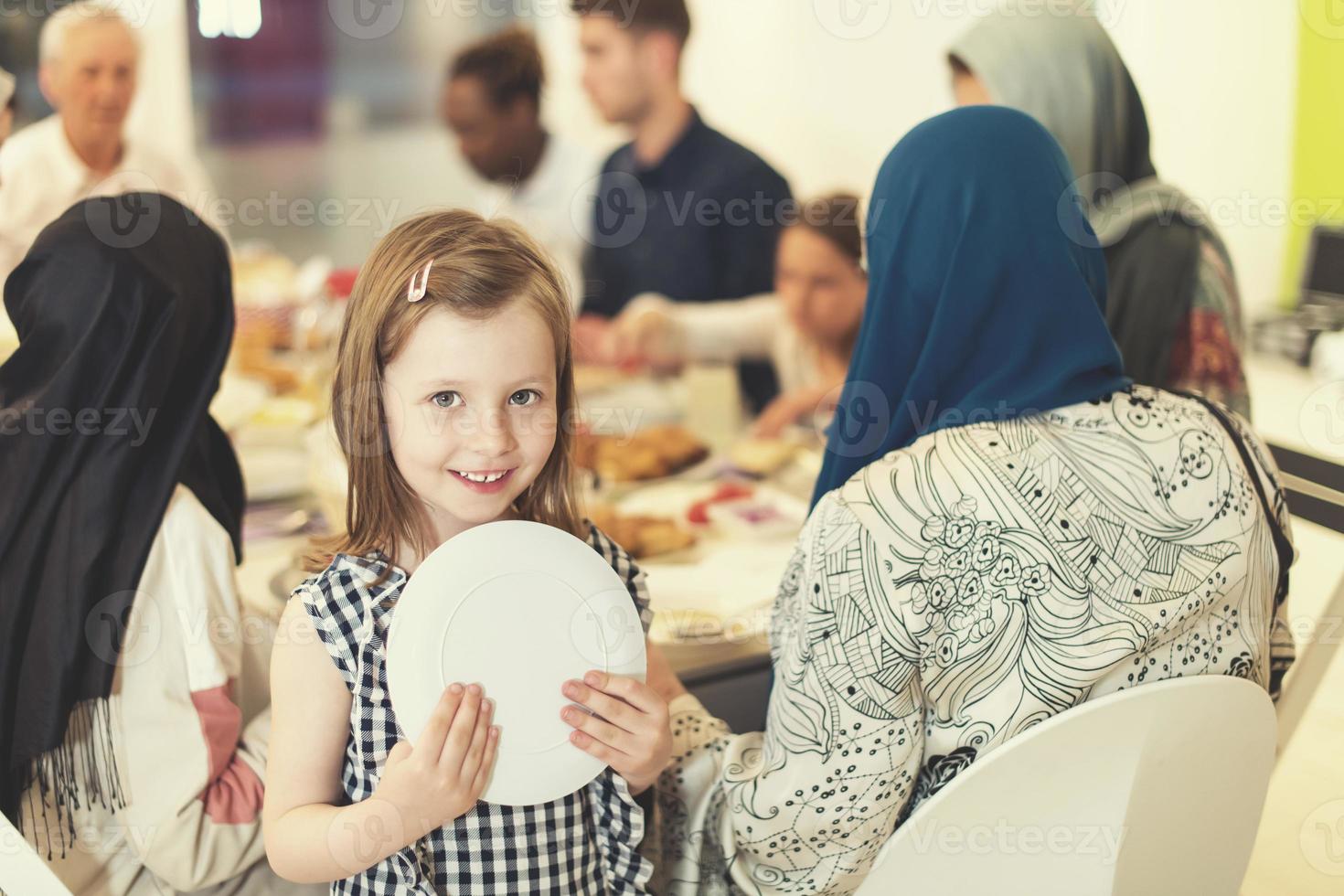 carino poco ragazza godendo iftar cena con famiglia foto