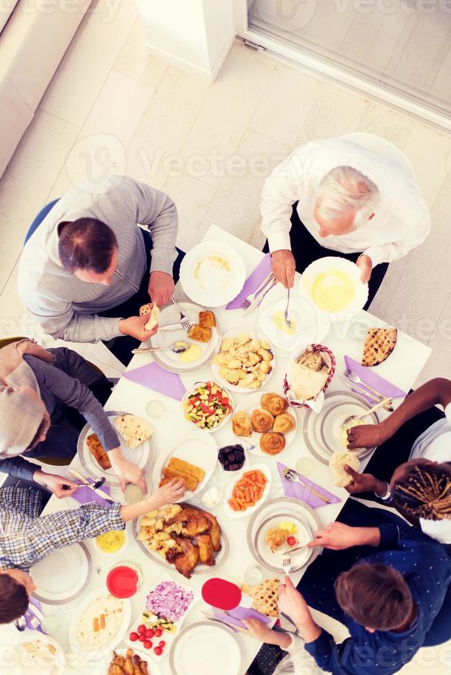 superiore Visualizza di moderno multietnico musulmano famiglia avendo un' Ramadan festa foto