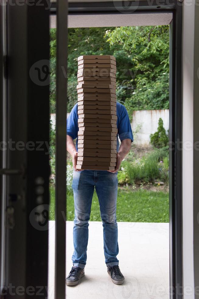 persona che consegna la pizza foto