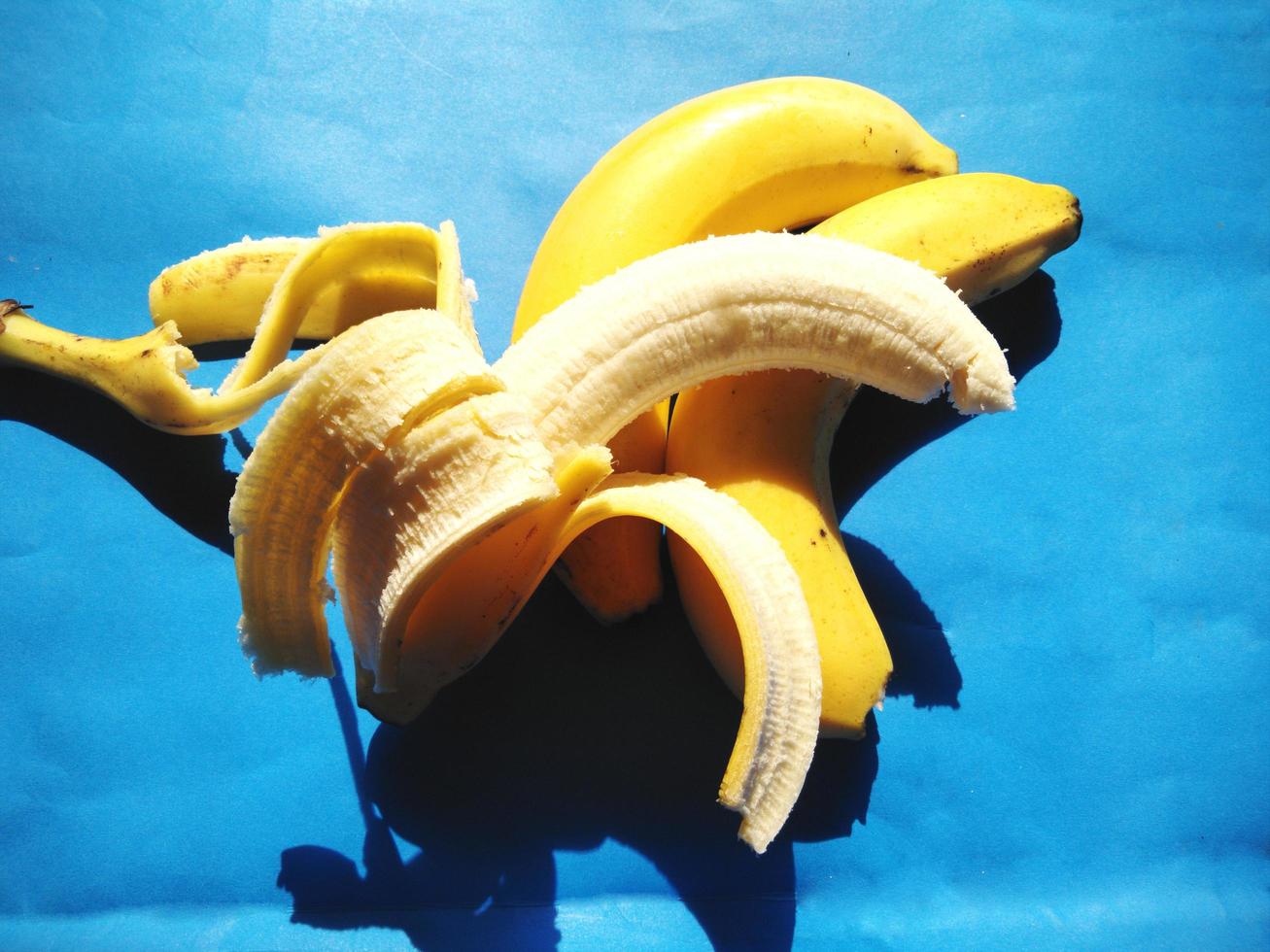 banane su un' blu sfondo.freddo tono foto