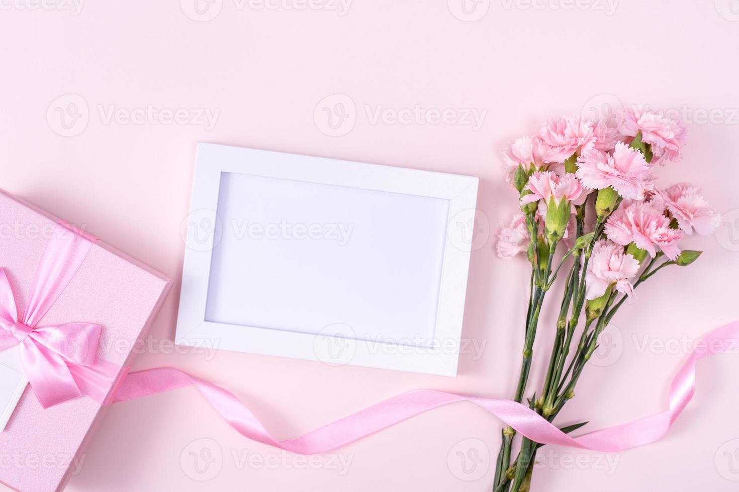 La madre di giorno, San Valentino giorno sfondo design concetto, bellissimo rosa garofano fiore mazzo su pastello rosa tavolo, superiore Visualizza, piatto posizione, copia spazio. foto