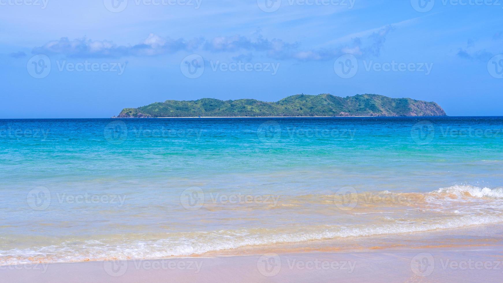 bellissimo sorprendente oro colorato sabbioso spiaggia con morbido onde isolato con soleggiato blu cielo. concetto di tropicale calma turismo idea, copia spazio, vicino su foto