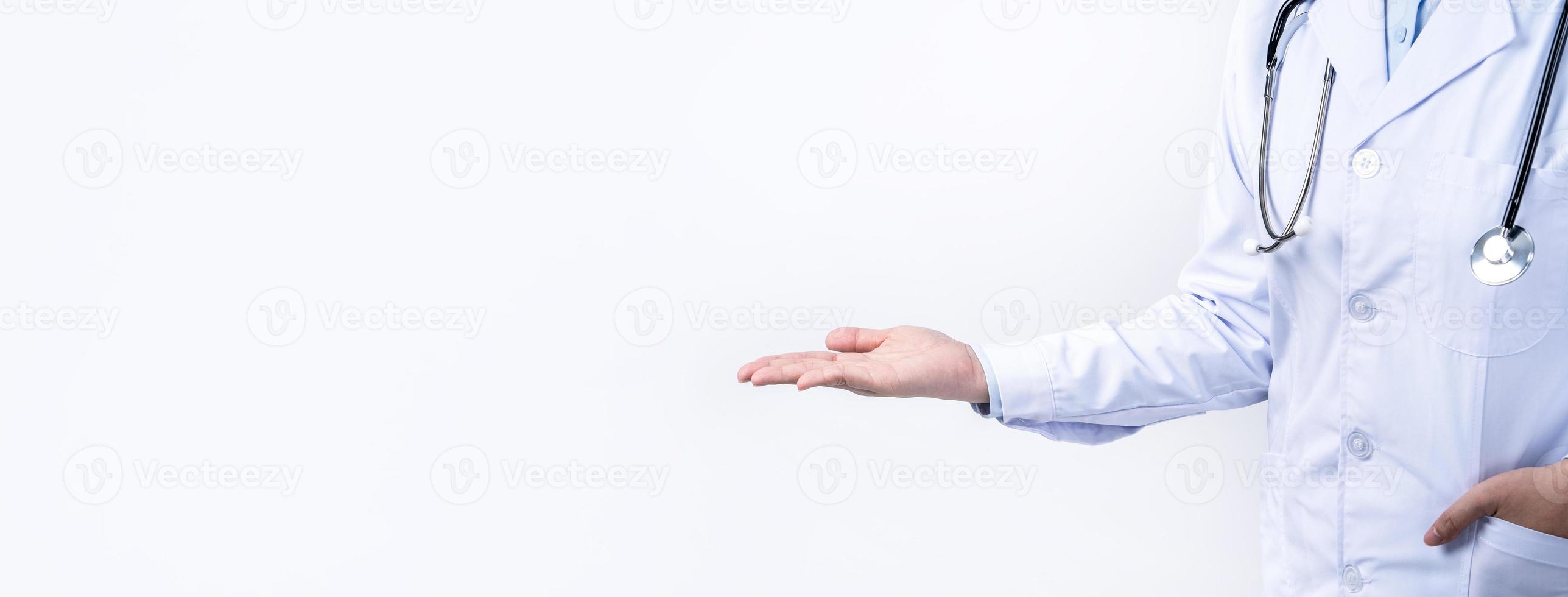 femmina medico corpo parte con mano gesto, giovane donna medico con stetoscopio isolato su bianca sfondo, vicino su, ritagliata Visualizza, copia spazio foto