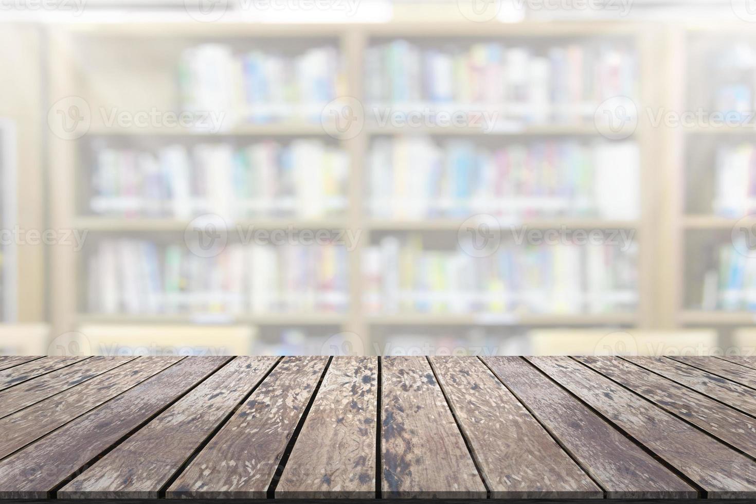 vuoto di legno tavola spazio piattaforma con biblioteca sfocatura sfondo foto