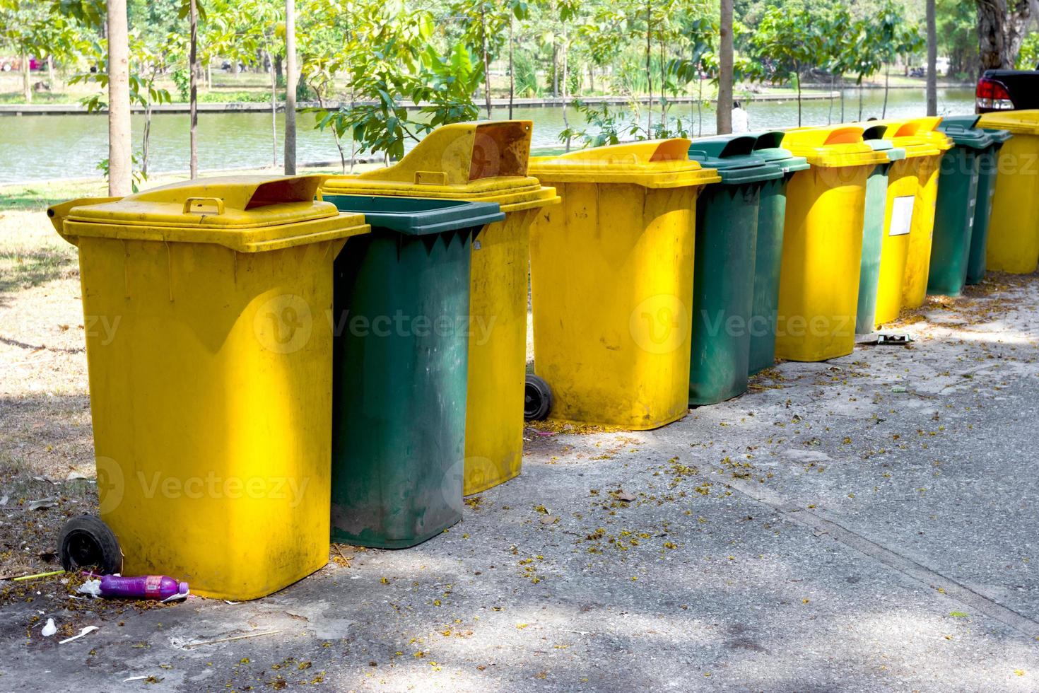 spazzatura bidoni nel pubblico parco foto