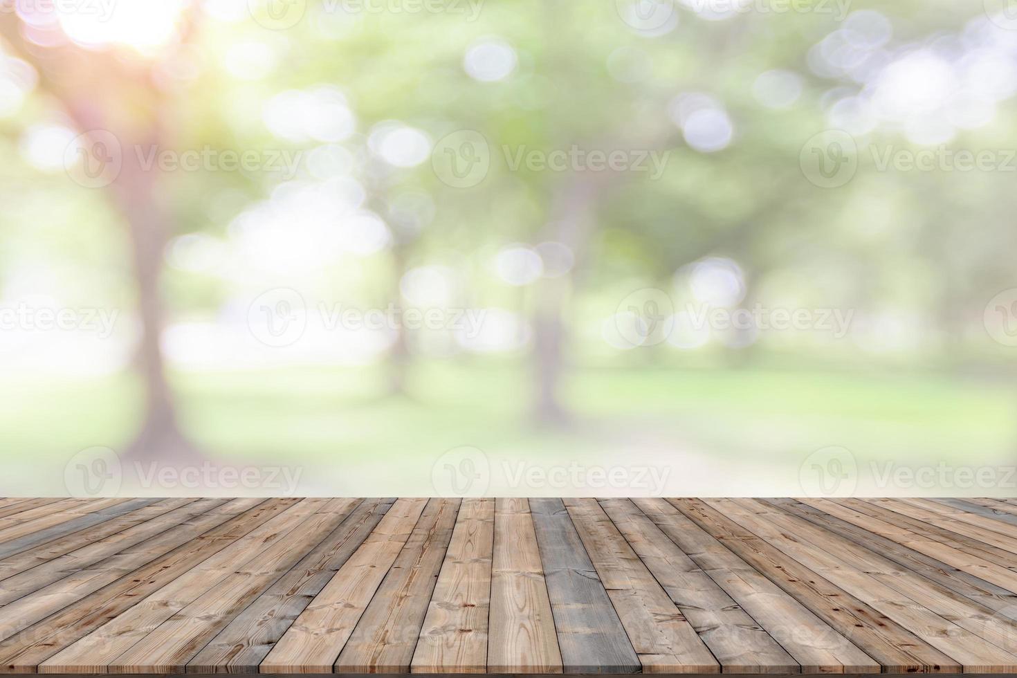 vuoto di legno tavola spazio piattaforma con naturale bokeh sfocato foto