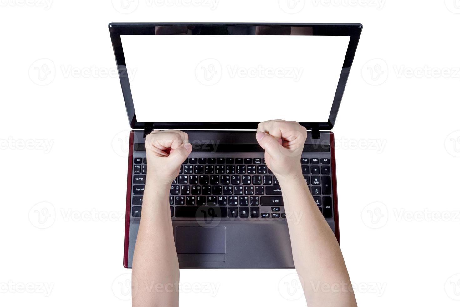 pugni manciata forte su computer portatile, isolato su bianca sfondo, ritaglio sentiero foto