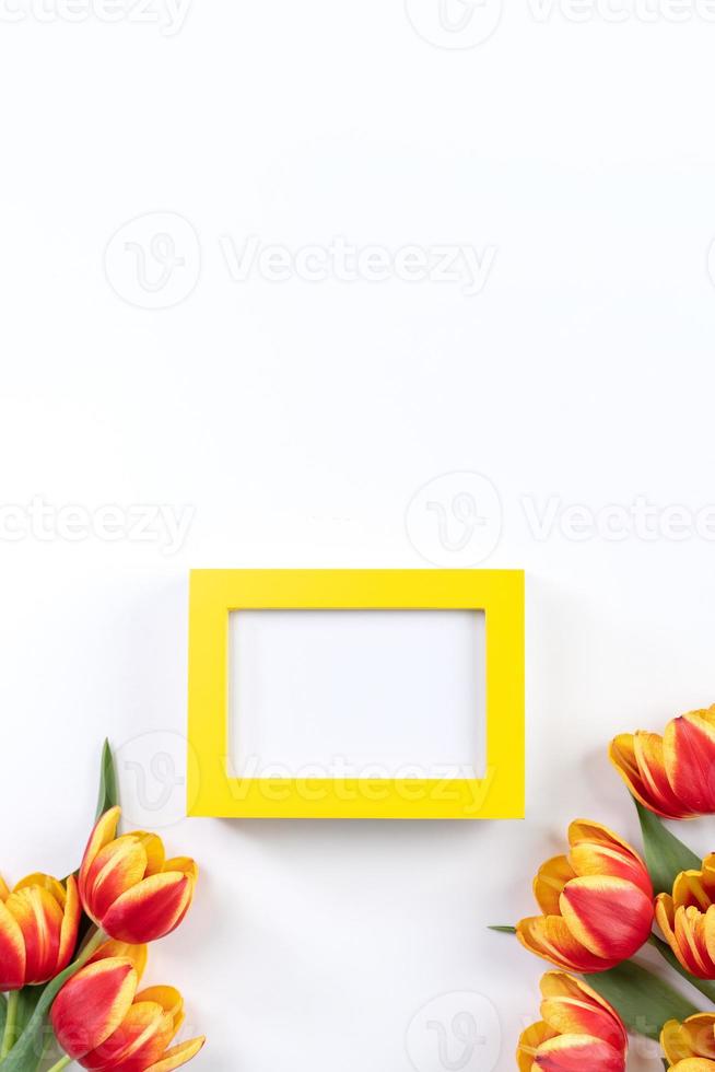 La madre di giorno design concetto, tulipano fiore mazzo - bellissimo rosso, giallo mazzo isolato su bianca sfondo tavolo, superiore Visualizza, piatto posizione, copia spazio foto