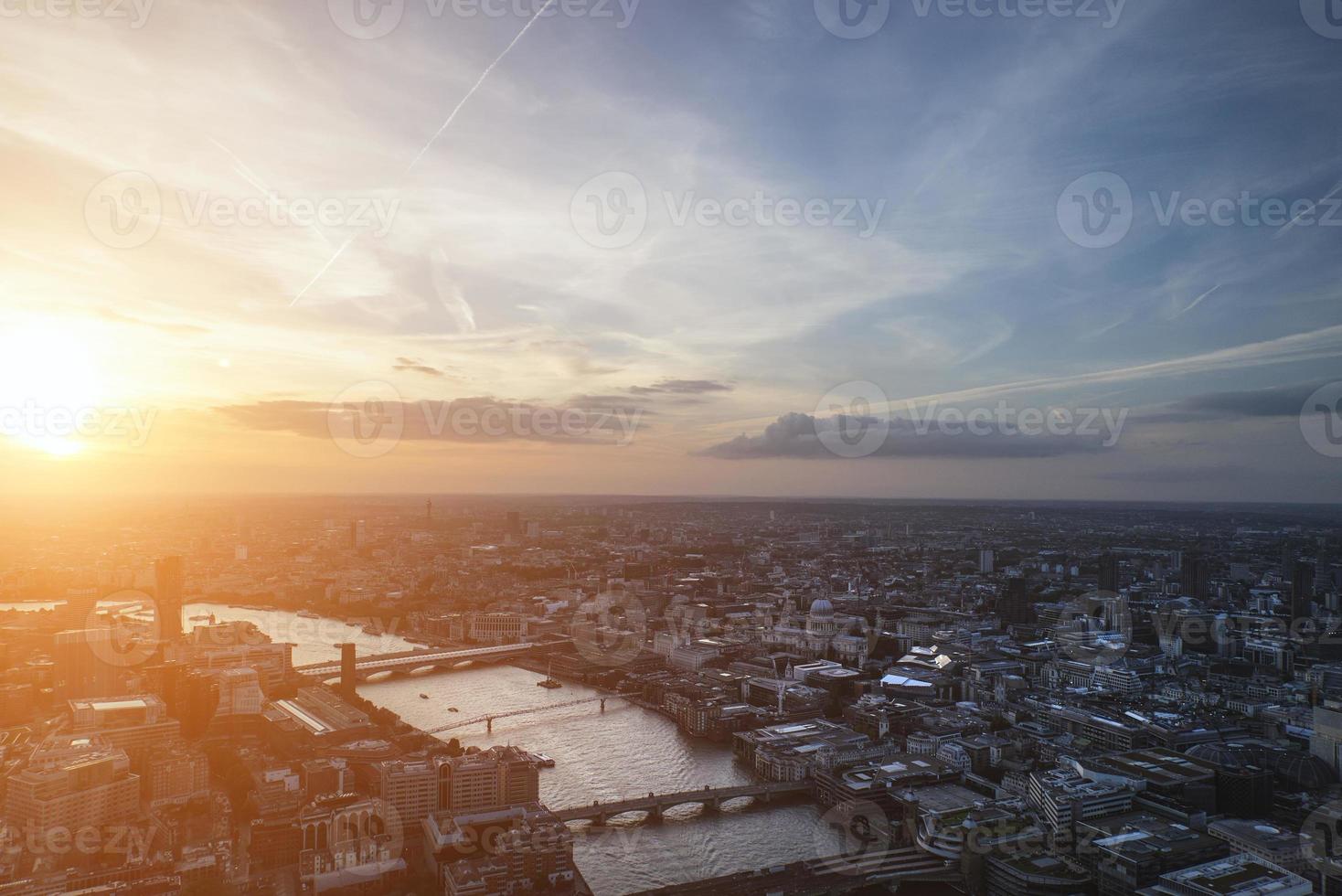 vista aerea della città di Londra sullo skyline con cielo drammatico foto