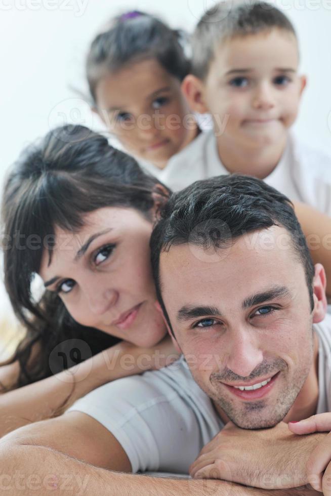 contento giovane famiglia nel loro Camera da letto foto