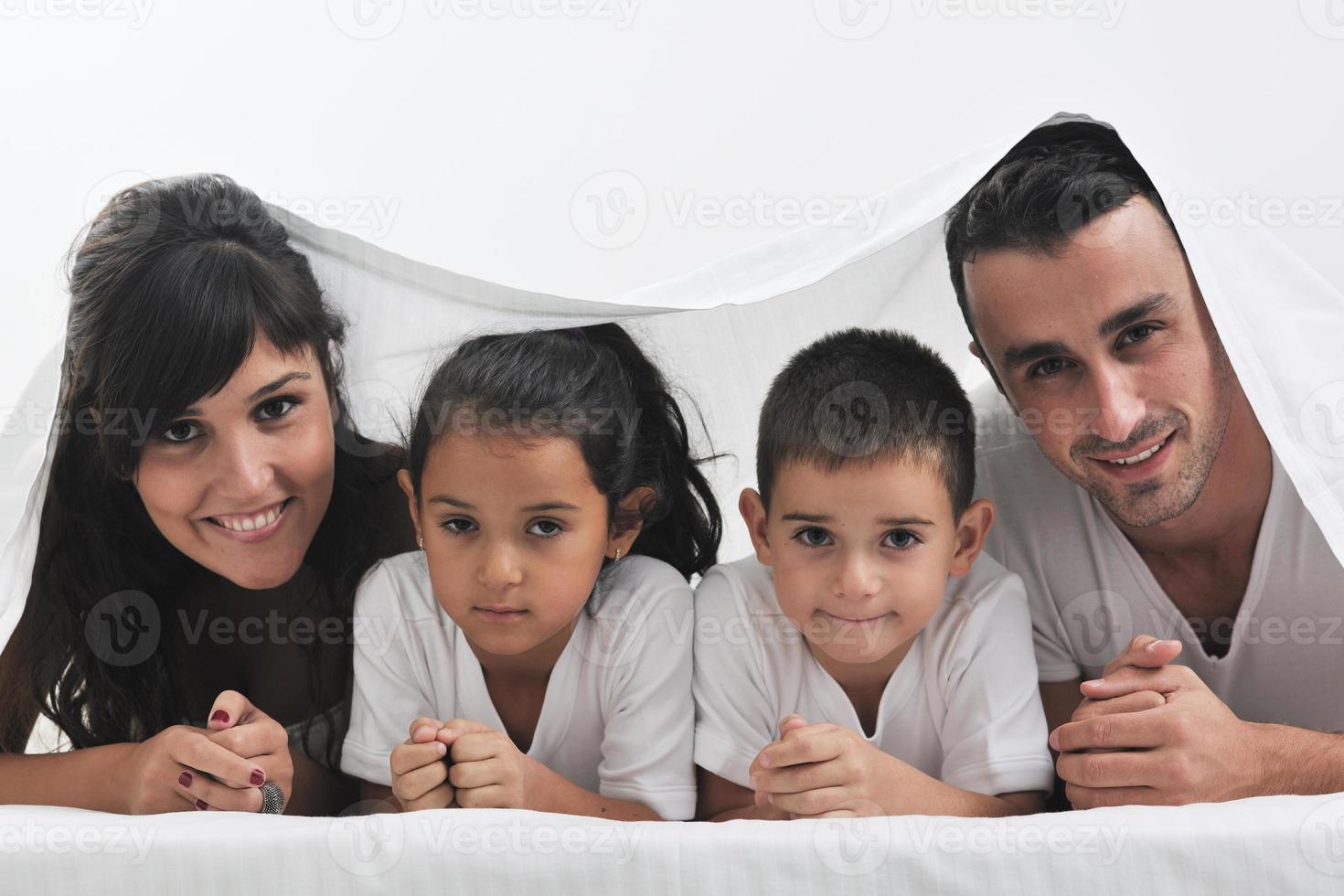 contento giovane famiglia nel loro Camera da letto foto