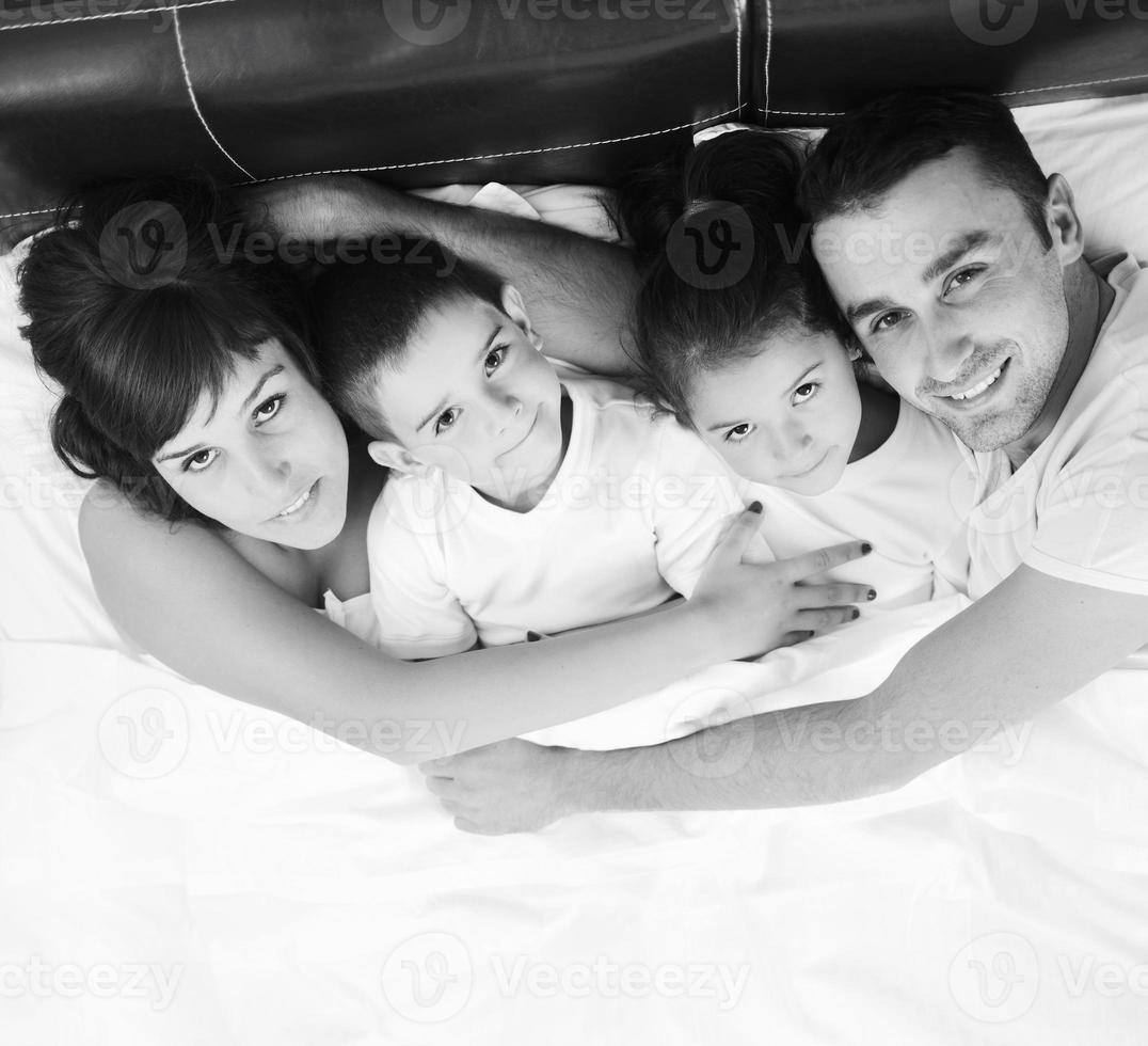 contento giovane famiglia nel loro Camera da letto foto