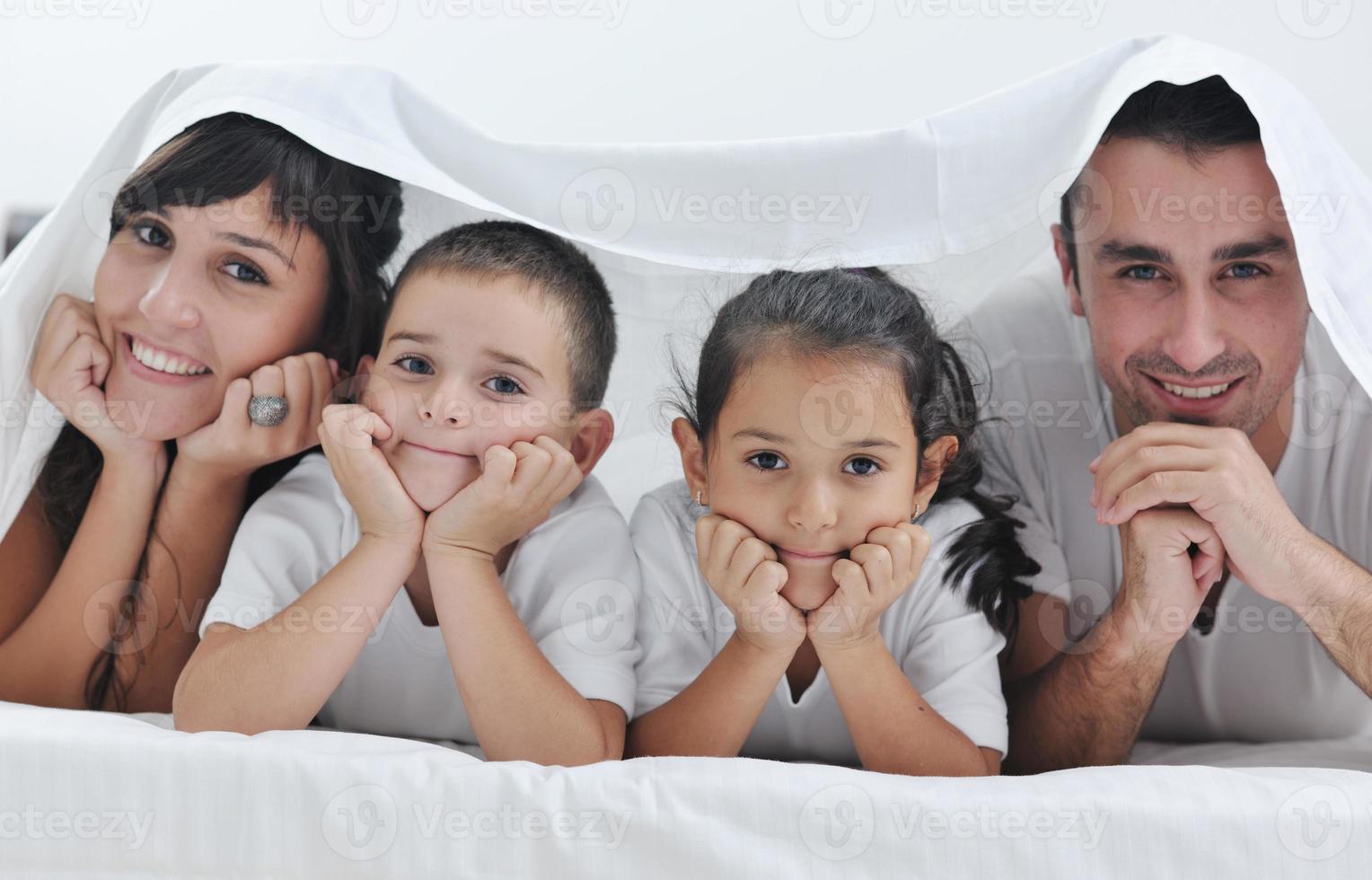 contento giovane famiglia nel loro Camera da letto foto