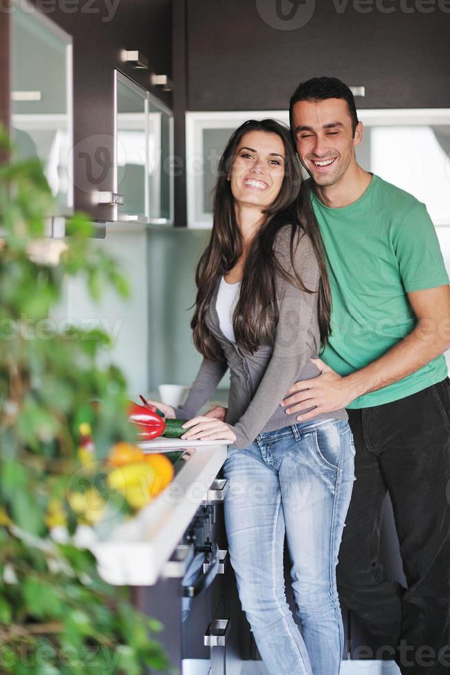 giovane coppia avere divertimento nel moderno cucina foto