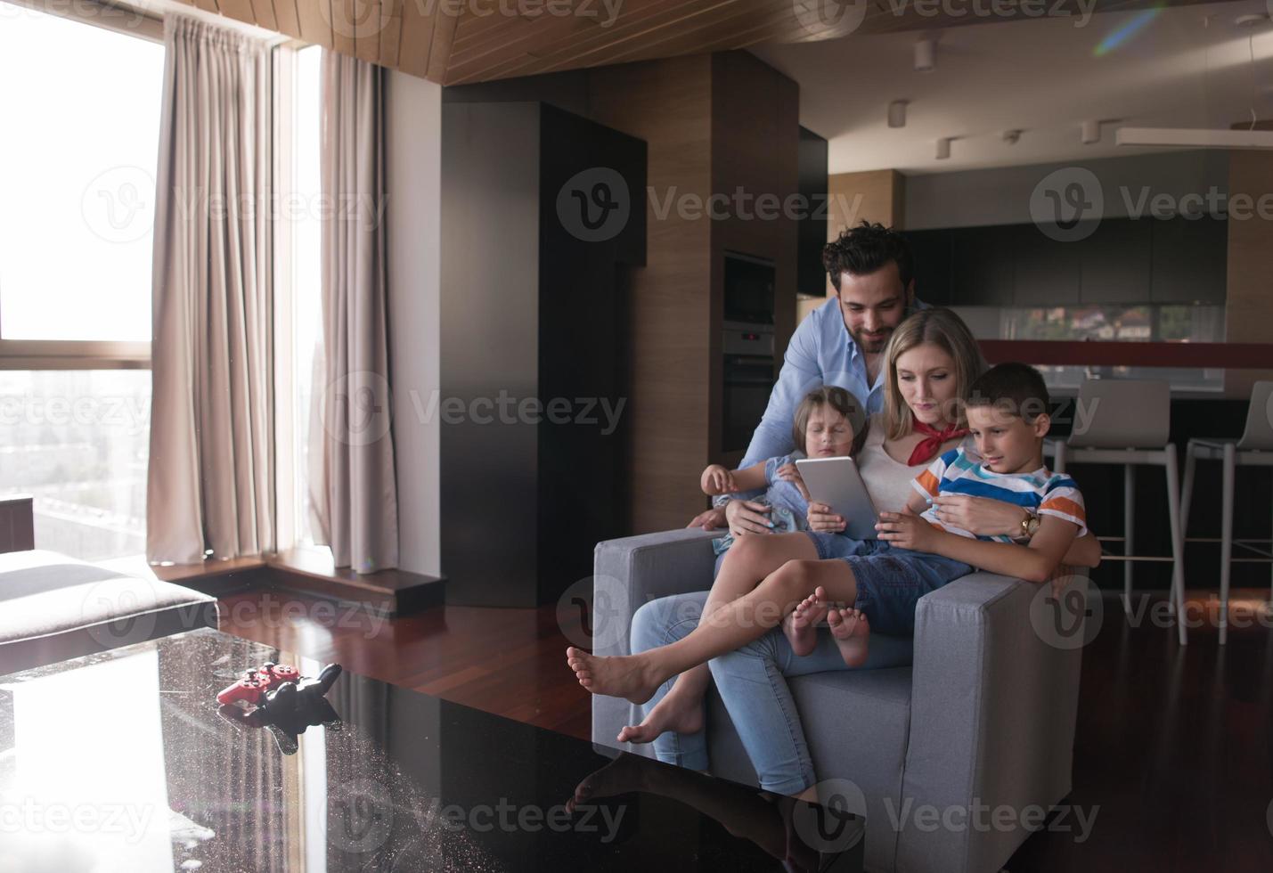 contento giovane coppia la spesa tempo con bambini foto