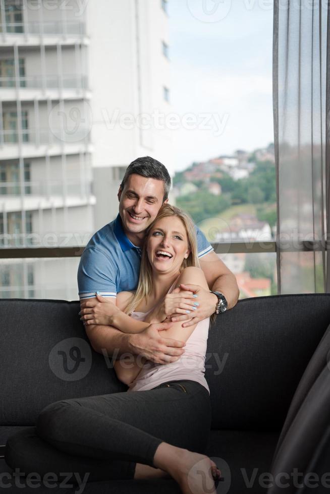 giovane bello coppia abbracciare su il divano foto