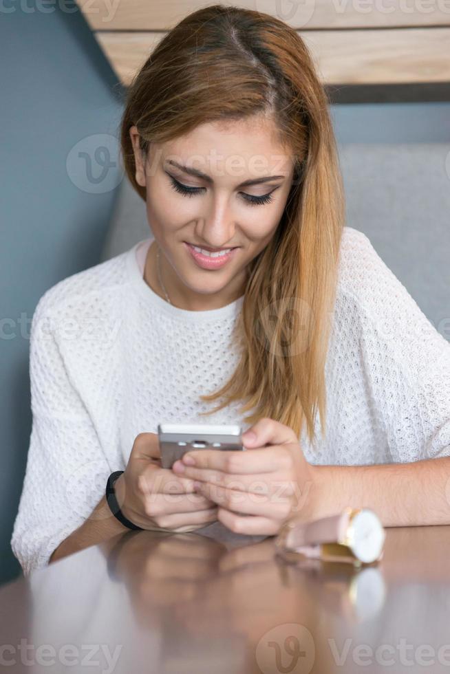 giovane donna utilizzando il telefono cellulare foto