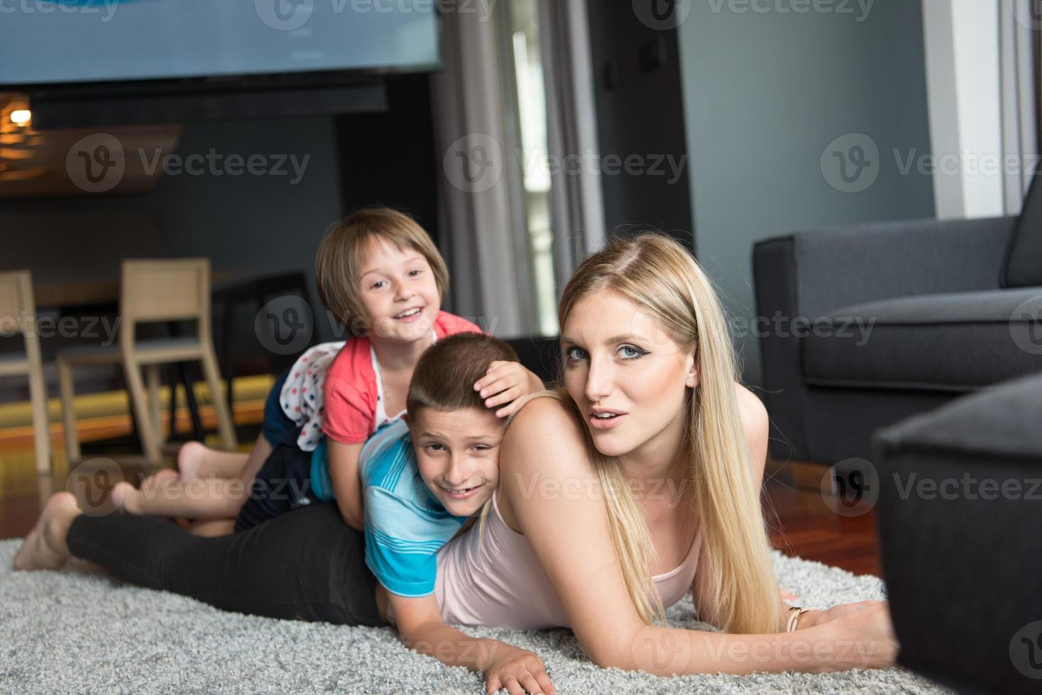 giovane madre la spesa tempo con bambini su il pavimento foto